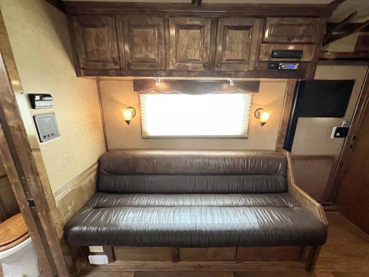 Used 2013 Bloomer 4 Horse 16′ LQ, 7’Slide, Air Ride, Pod, Mister/Water Sys Air ride, HWH Slide, Integrated Pod image 10