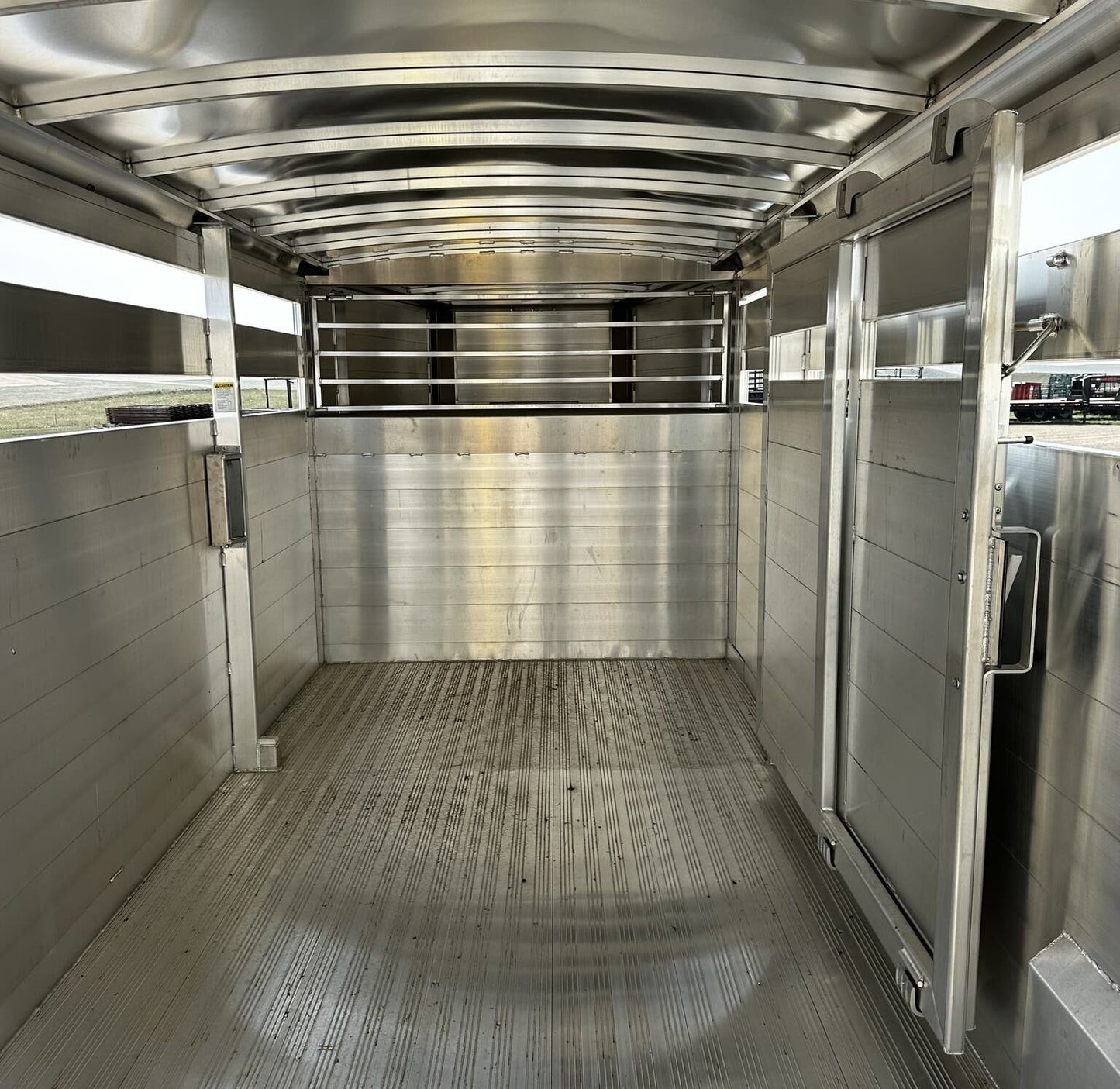 New 2024 Hillsboro 24′ Livestock Trailer – Three Compartments image 6
