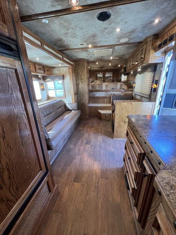 2009 Platinum Coach 3 H 16′ SW w/Outlaw Conversion image 23