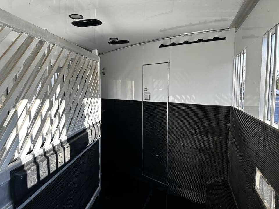 2009 Bloomer Trailers Evolution 10th Anniversary Edition 3-H 11′ LQ image 25