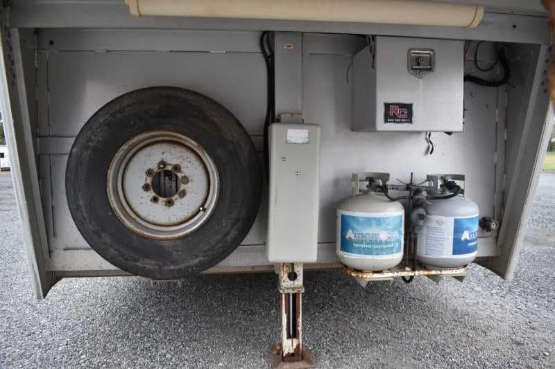 2003 Bloomer 8414LQ 4 Horse Trailer with 14′ Short Wall image 4