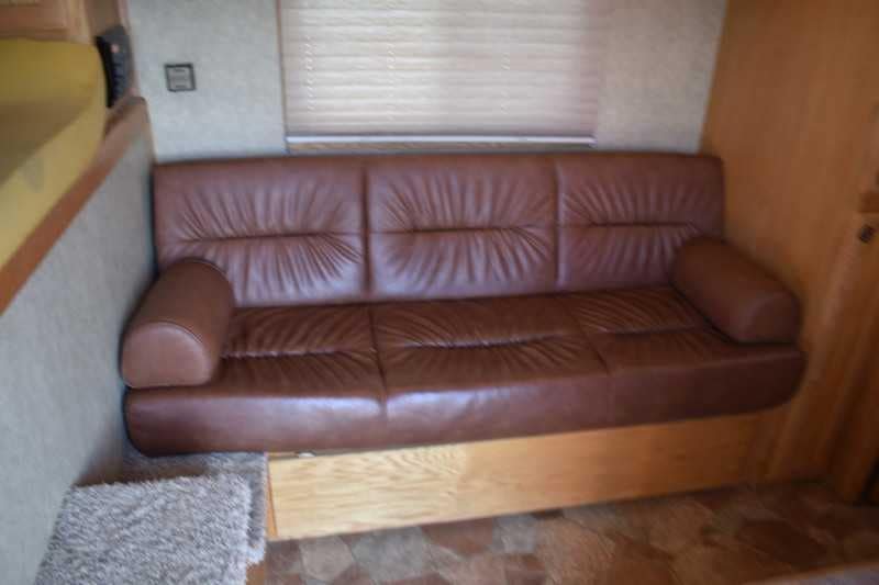 2006 Platinum 8410LQ 4 Horse Trailer with 9′ Short Wall image 9