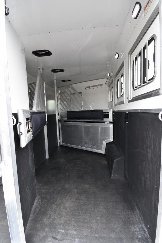 2018 Lakota Bighorn 3 Horse Living Quarters image 6