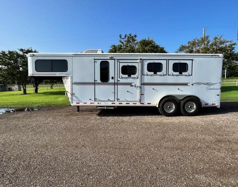2004 Sundowner 3 Horse Weekender Horse Trailer image 2