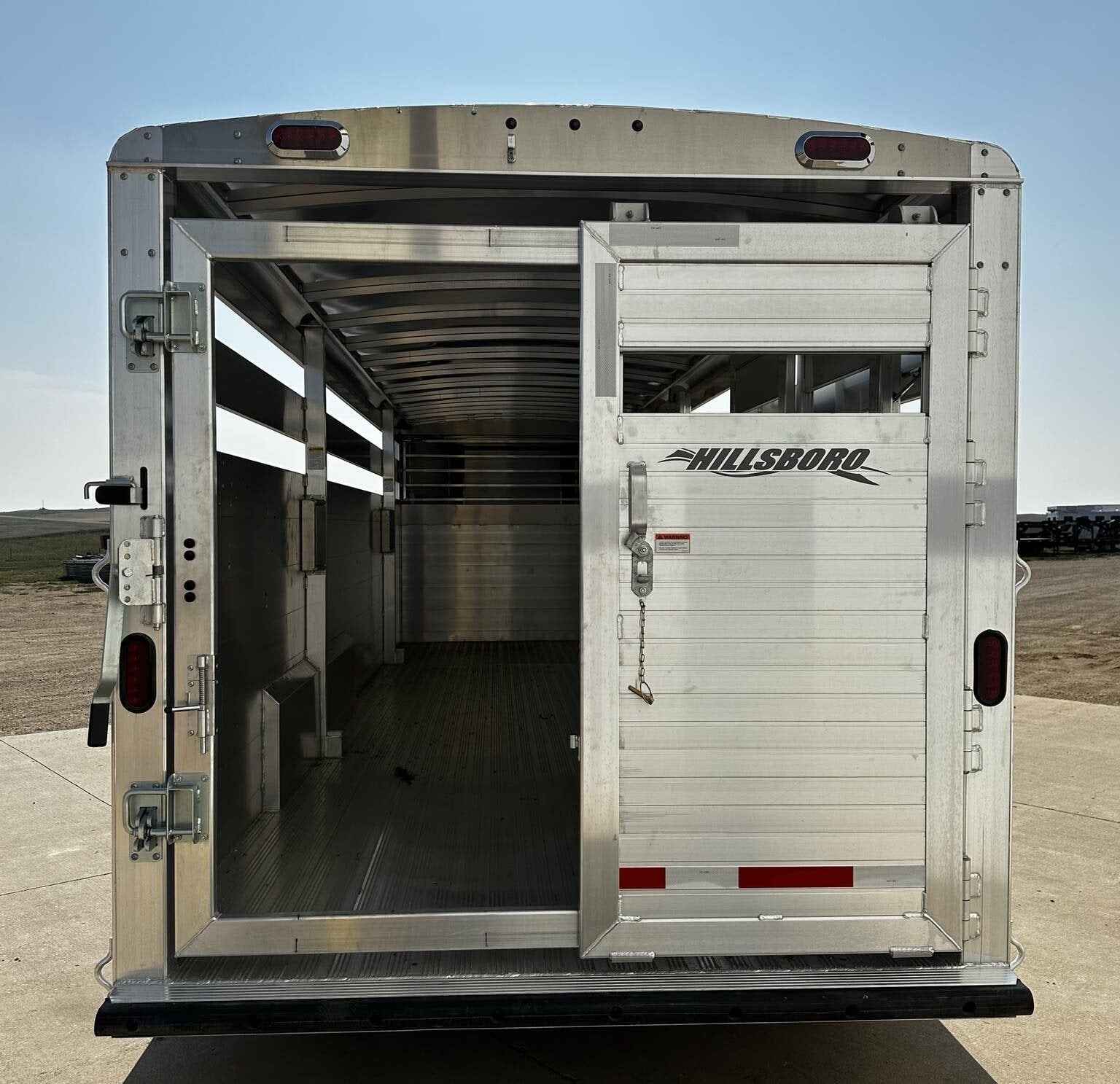 New 2024 Hillsboro 24′ Livestock Trailer – Three Compartments image 9
