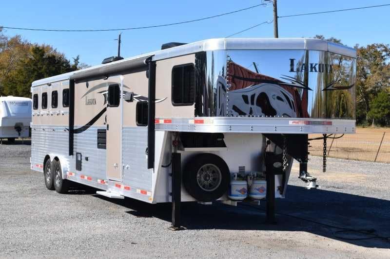2015 Lakota 8411GLQ 4 Horse Trailer with 11′ Short Wall image 3