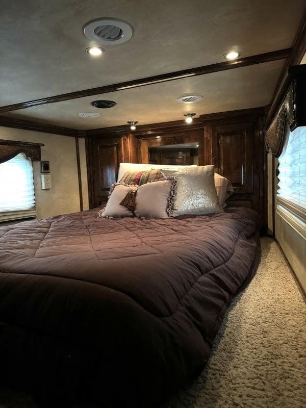 2011 Platinum Coach 4 Horse 15 SW Rear Load Horse Trailer image 12