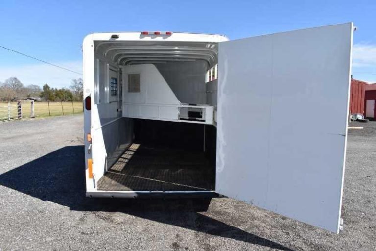 2002 Logan Coach 3HBP 3 Horse Trailer image 7