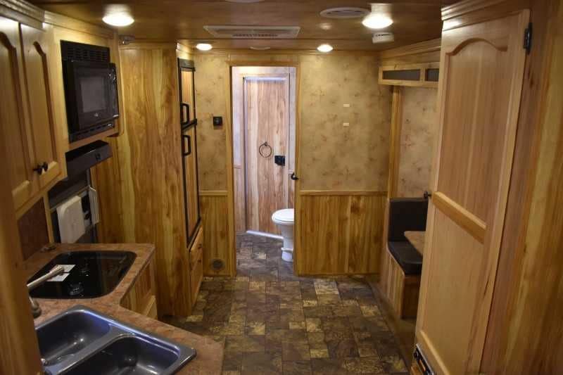 2015 Lakota 8411GLQ 4 Horse Trailer with 11′ Short Wall image 7
