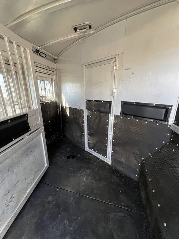 2009 Platinum Coach 3 H 16′ SW w/Outlaw Conversion image 18