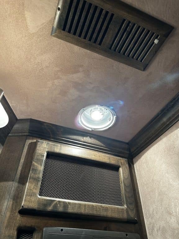 2009 Bloomer Trailers Evolution 10th Anniversary Edition 3-H 11′ LQ image 20