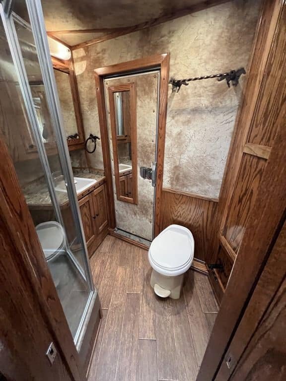 2009 Platinum Coach 3 H 16′ SW w/Outlaw Conversion image 36