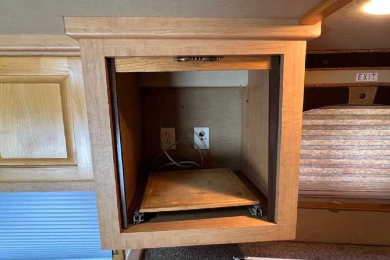 2006 Featherlite 8412LQ 4 Horse Trailer with 12′ Short Wall image 20