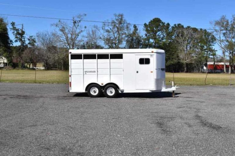 2002 Logan Coach 3HBP 3 Horse Trailer image 0