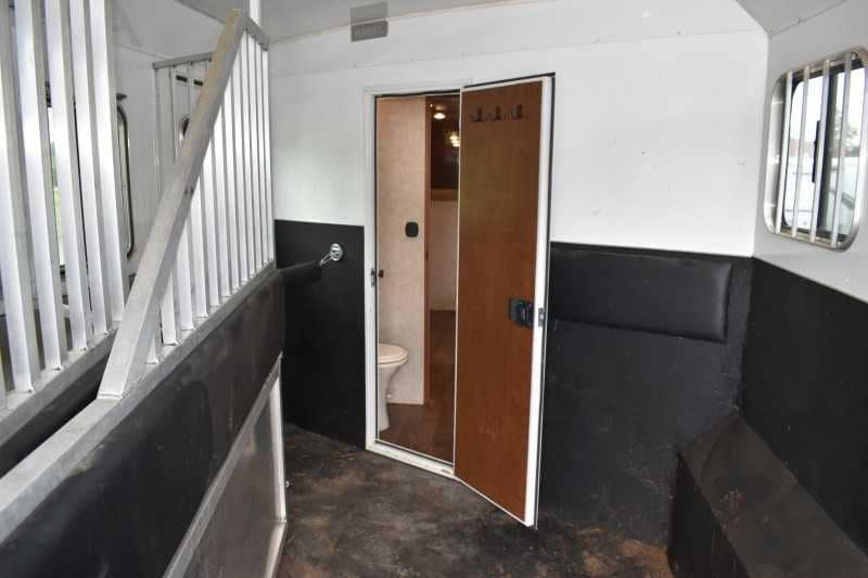 2015 Bison Ranger 3LQ Horse Trailer with 10′ Short Wall image 26