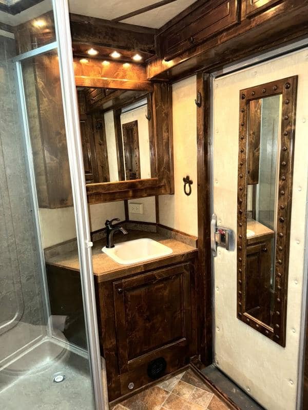 2011 Platinum Coach 4 Horse 15 SW Rear Load Horse Trailer image 20