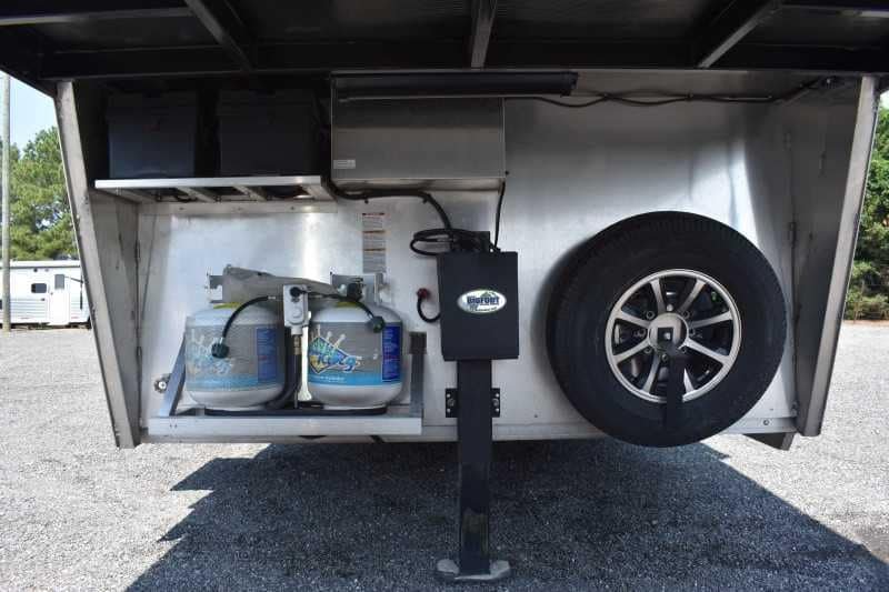 2020 Bison Laredo 3 Horse Trailer with 11′ Short Wall image 5