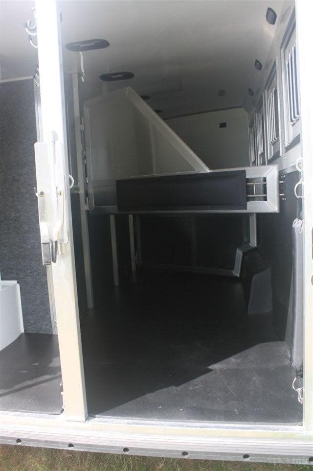 2019 Lakota Charger 4 Horse LQ with 15′ Short Wall image 10