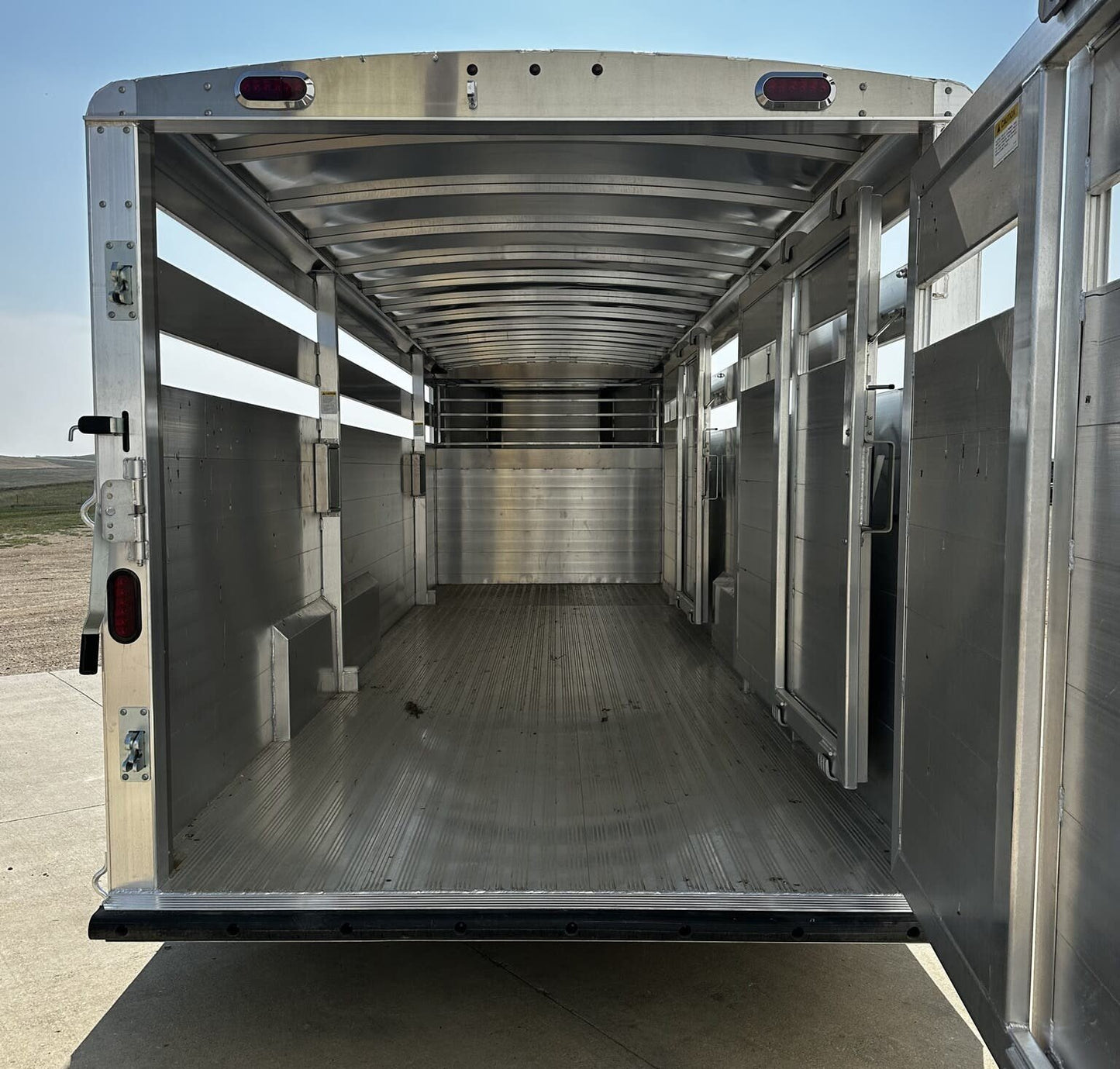 New 2024 Hillsboro 24′ Livestock Trailer – Three Compartments image 7