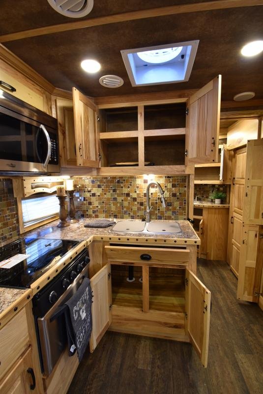 2018 Lakota Bighorn 3 Horse Living Quarters image 21