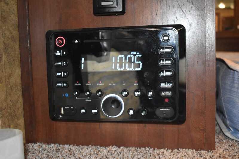 2017 Exiss Escape 7308LQ 3 Horse Trailer with 8′ Short Wall image 13