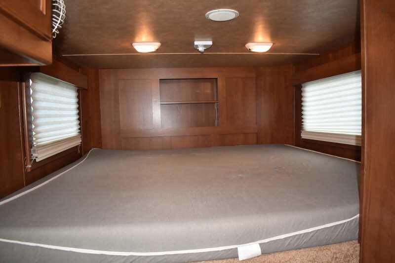 2014 Shadow 7208GLQ 2 Horse Trailer with 8′ Short Wall image 16