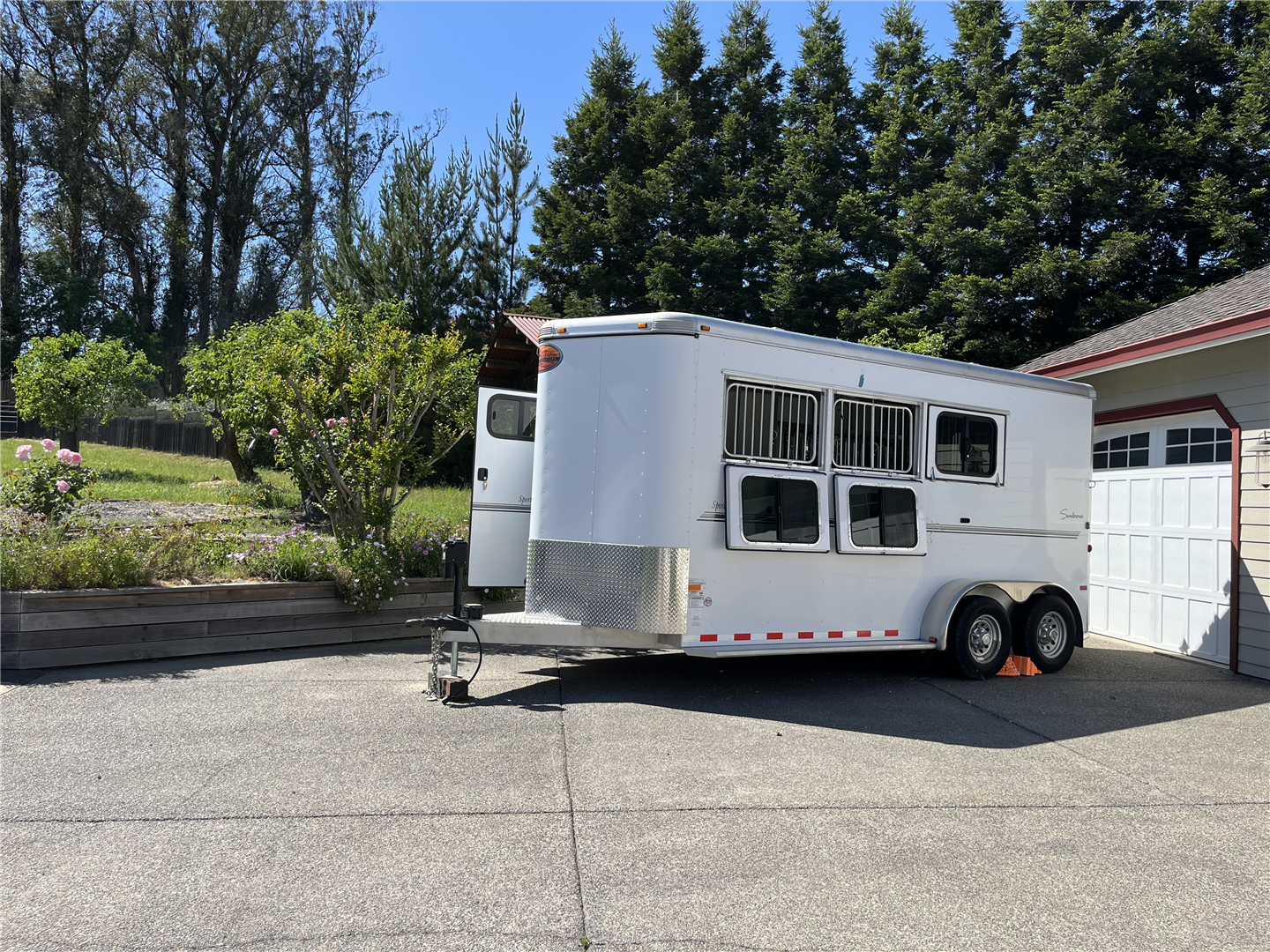 2013 Sundowner Trailers Sportman 3 Horse Triler image 0