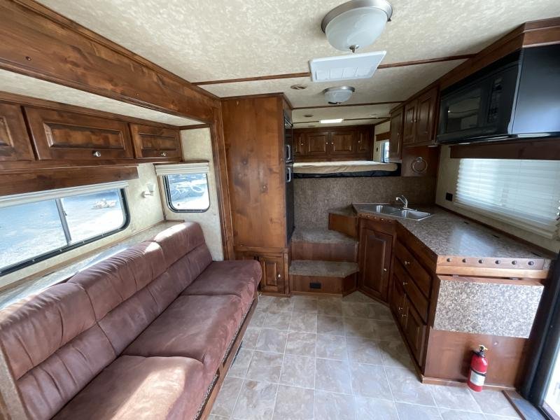 2014 Logan Coach RAZ4GNHDLQ 40′ 4 horse Razor GN Horse Trailer**WITH WALK IN CLOSET** image 18