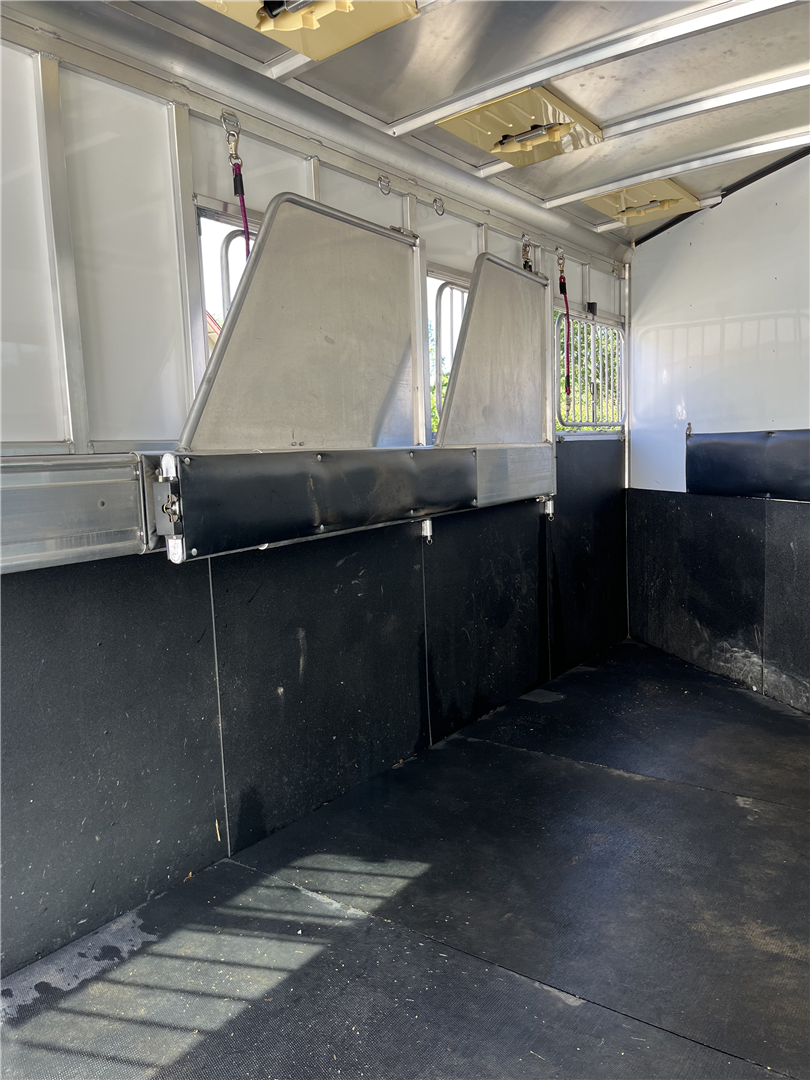 2013 Sundowner Trailers Sportman 3 Horse Triler image 1