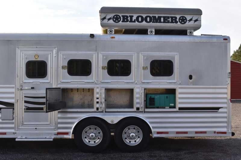 2003 Bloomer 8414LQ 4 Horse Trailer with 14′ Short Wall image 6