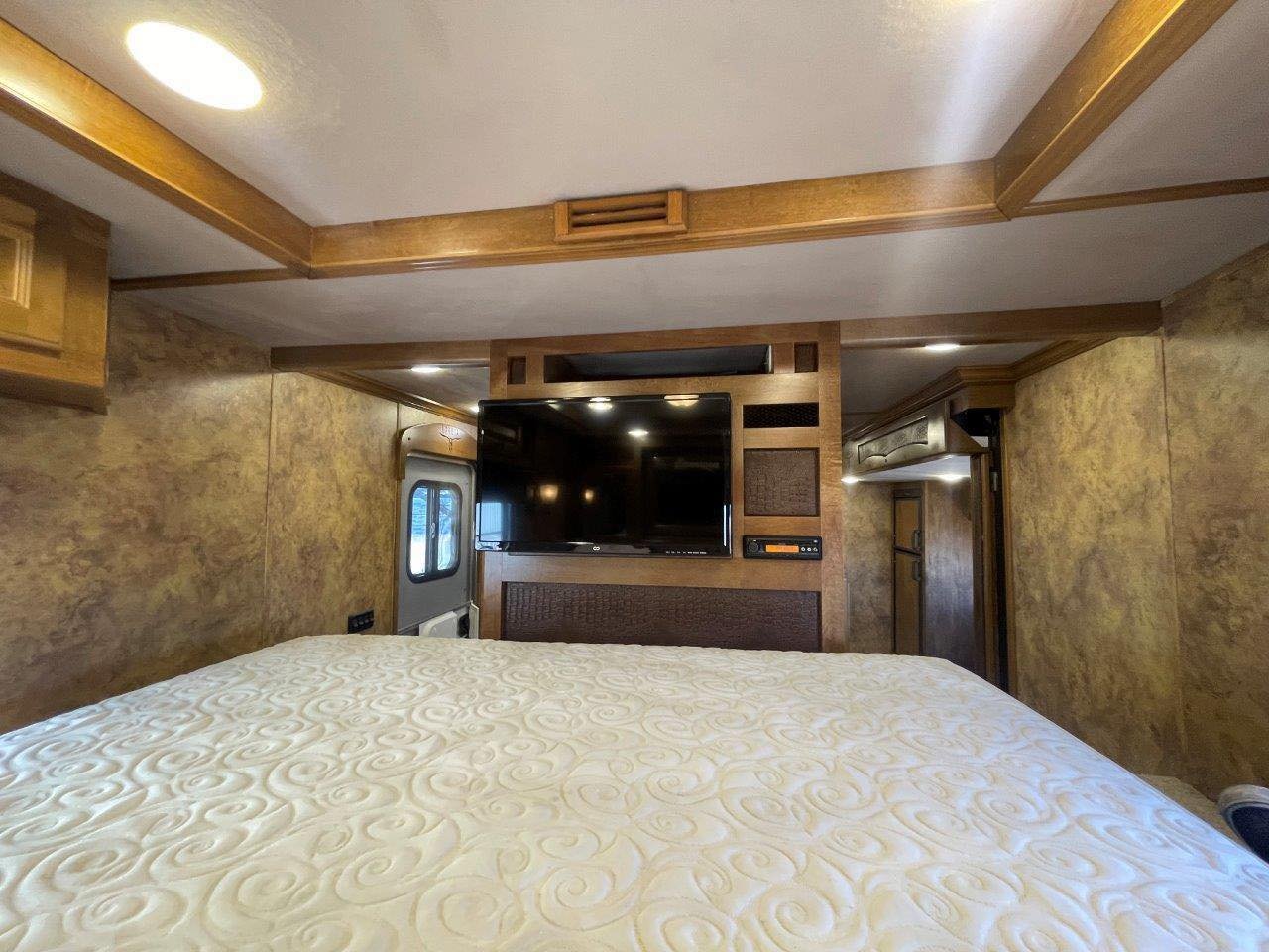 2015 Lakota Bighorn Edition 8414 4 Horse Trailer With Living Quarters “1 Slide” image 19