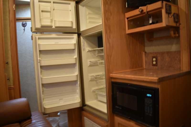 2006 Platinum 8410LQ 4 Horse Trailer with 9′ Short Wall image 12