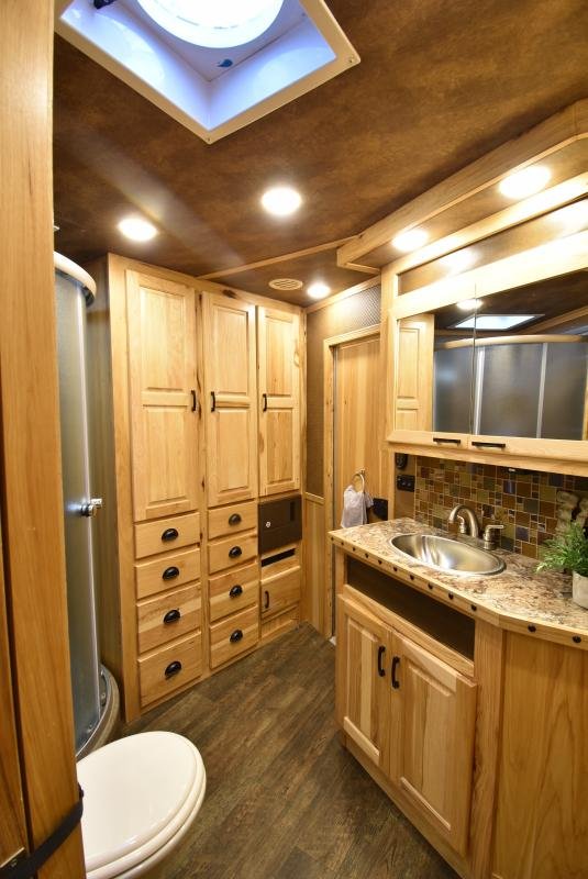2018 Lakota Bighorn 3 Horse Living Quarters image 15