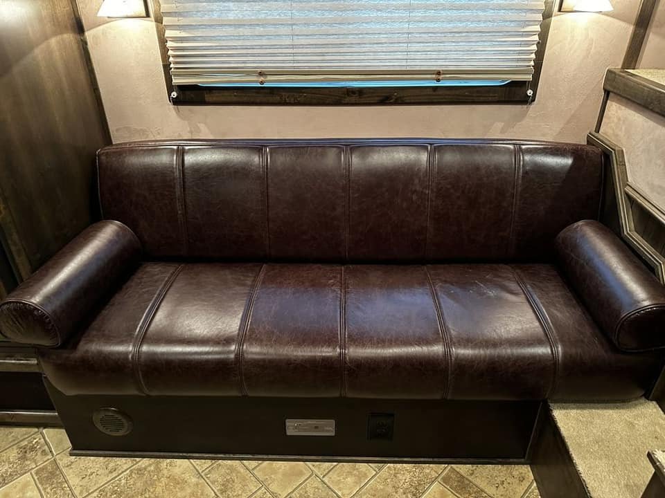 2009 Bloomer Trailers Evolution 10th Anniversary Edition 3-H 11′ LQ image 9