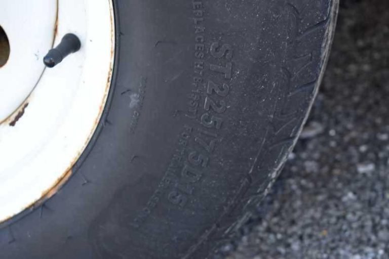 2002 Logan Coach 3HBP 3 Horse Trailer image 4