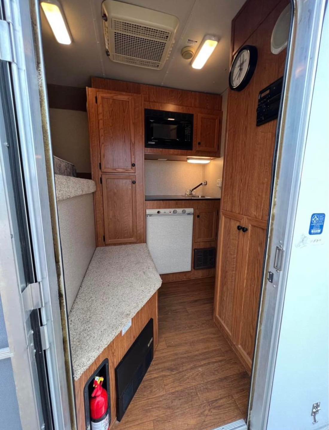 2007 Featherlite 3 horse slant load trailer image 9