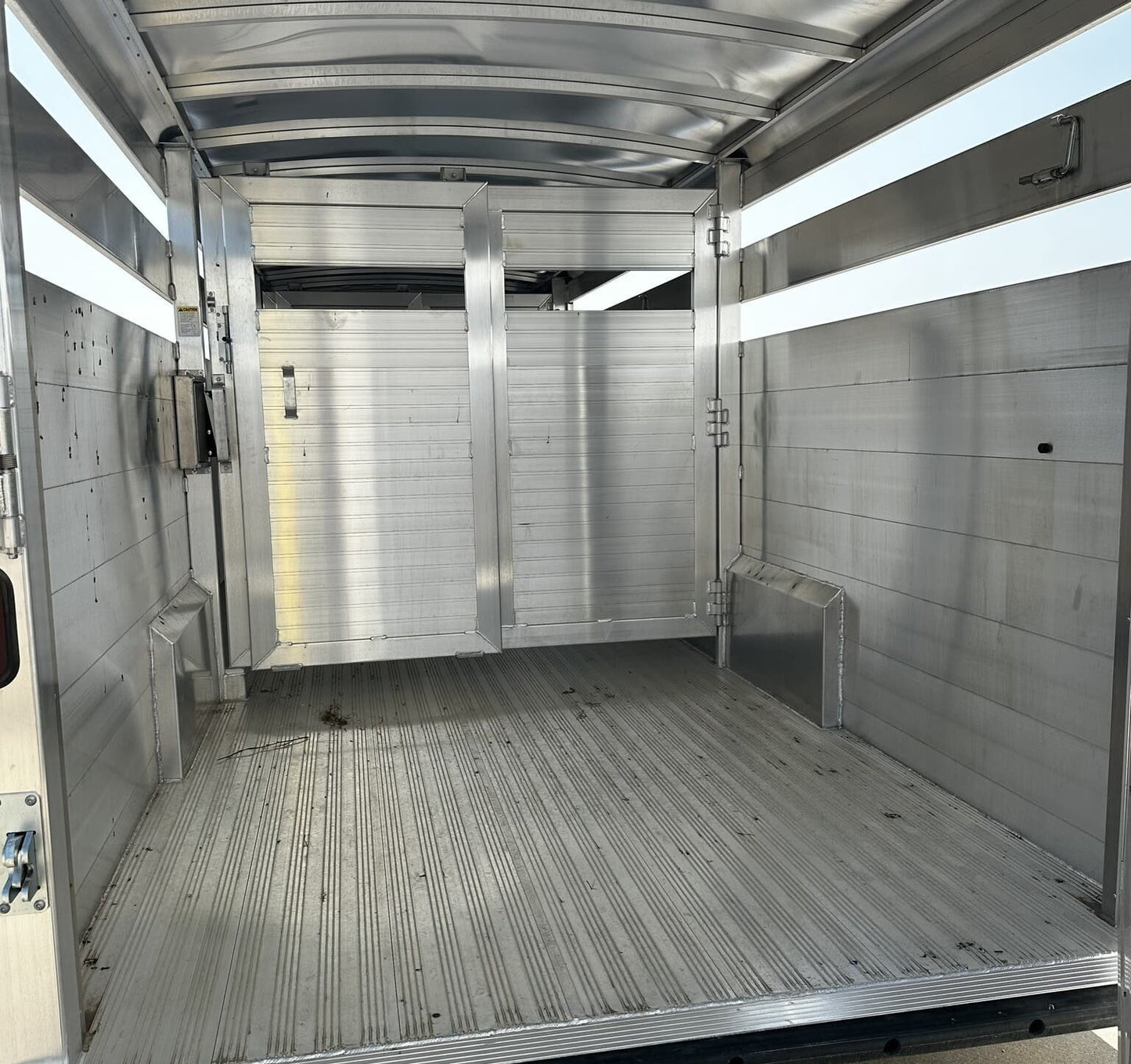 New 2024 Hillsboro 24′ Livestock Trailer – Three Compartments image 3
