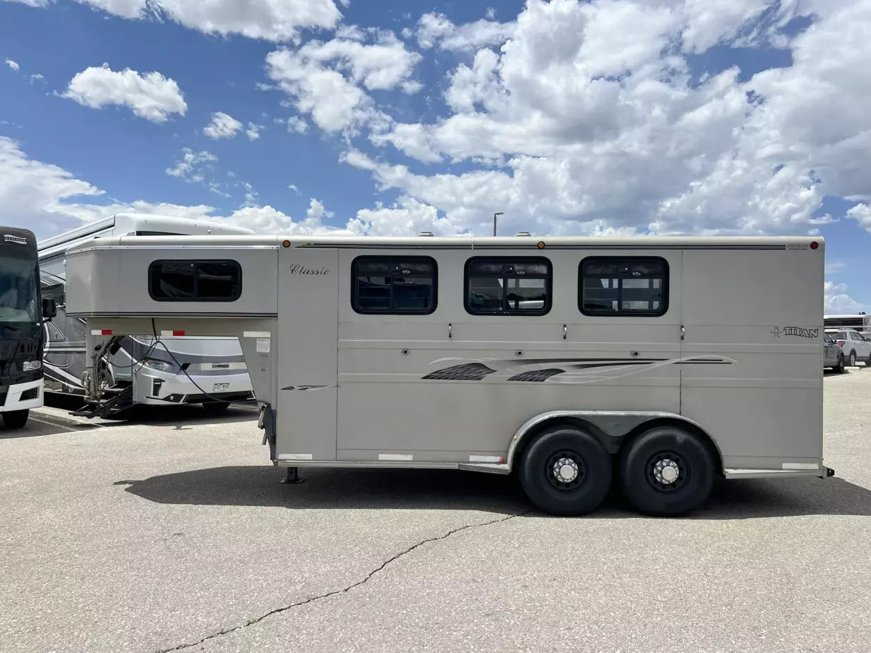 2001 Titan 3 Horse Gooseneck image 11