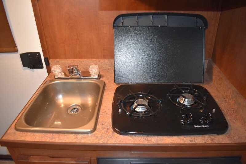 2014 Shadow 7208GLQ 2 Horse Trailer with 8′ Short Wall image 11