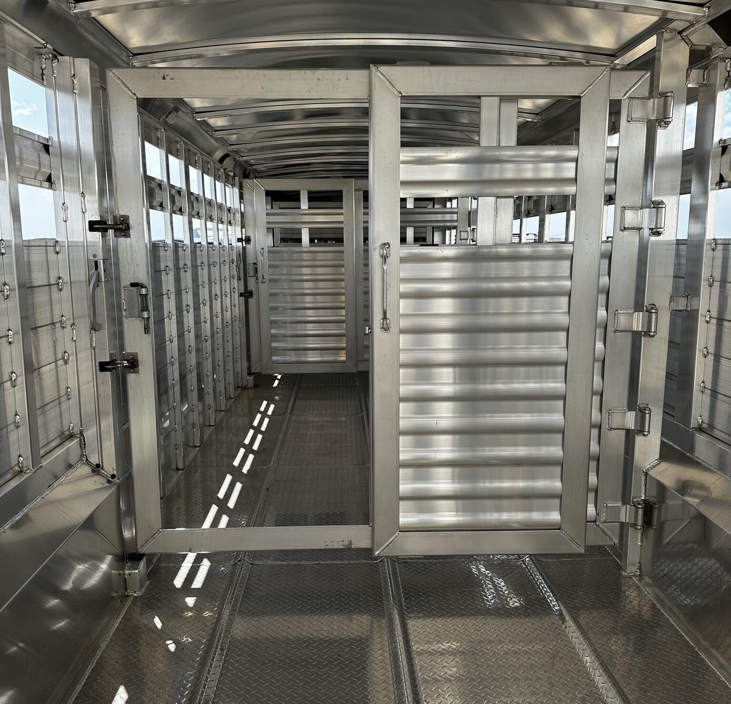 New 2024 Elite Trailers 32FT TRIPLE AXLE STOCK TRAILER W/ 3 COMPARTMENTS image 11