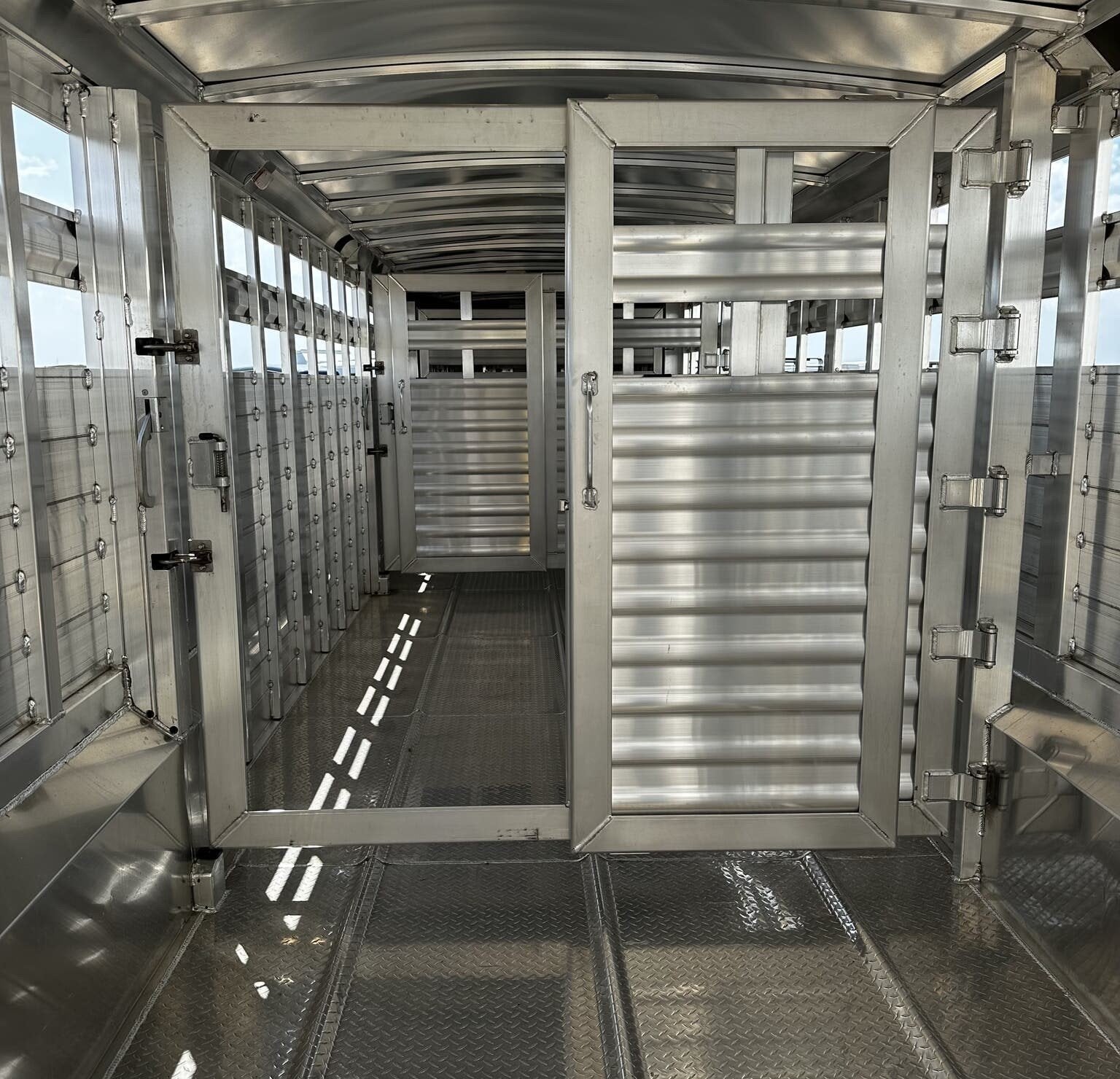 New 2024 Elite Trailers 32FT TRIPLE AXLE STOCK TRAILER W/ 3 COMPARTMENTS image 11