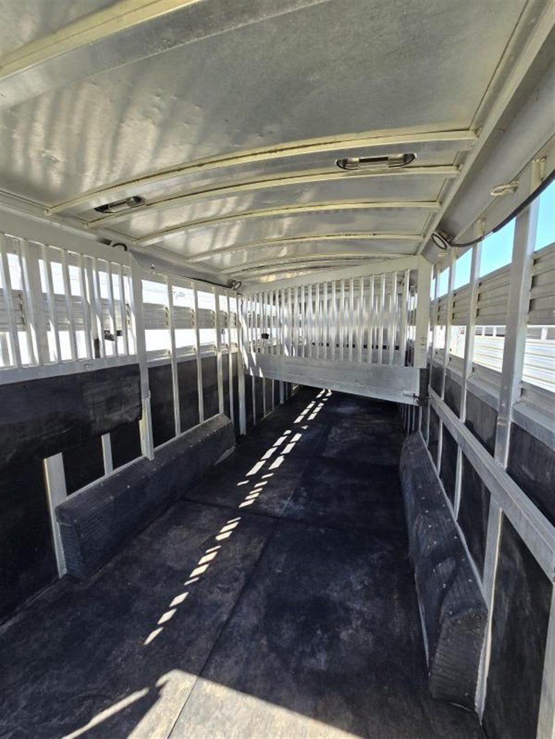 2006 C&C 4 Horse Gooseneck Trailer image 3