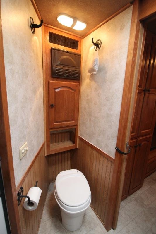 2008 Lakota 8415 w/Slide out 4 Horse Trailer image 17