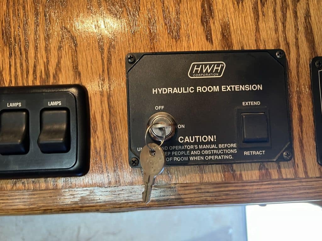 2009 Platinum Coach 3 H 16′ SW w/Outlaw Conversion image 45