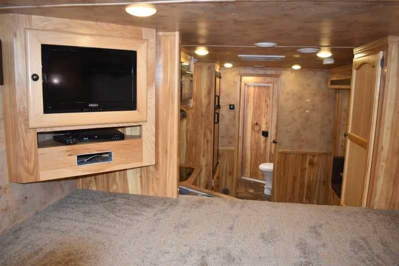 2015 Lakota 8411GLQ 4 Horse Trailer with 11′ Short Wall image 8