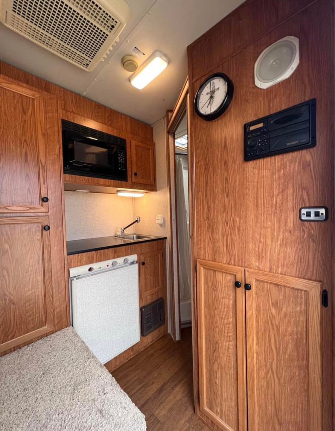 2007 Featherlite 3 horse slant load trailer image 10