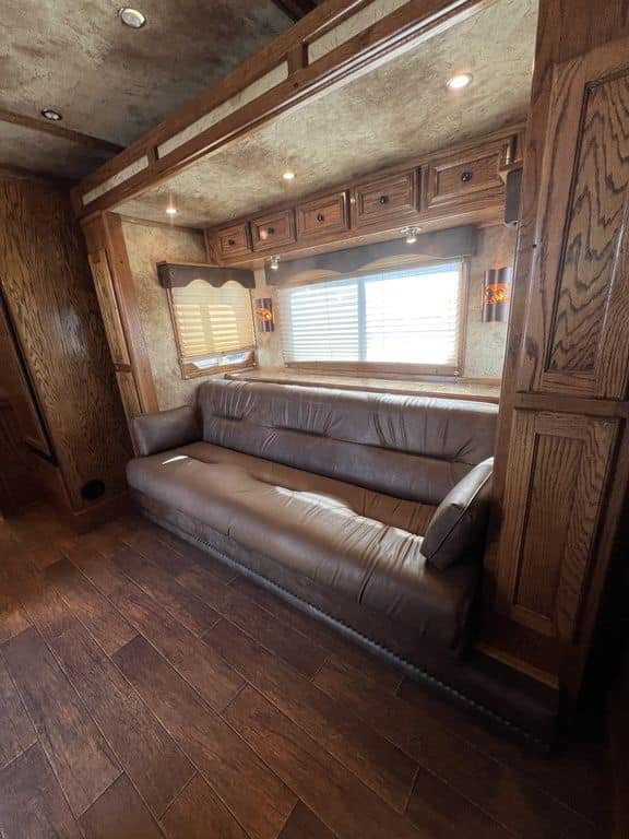 2009 Platinum Coach 3 H 16′ SW w/Outlaw Conversion image 32