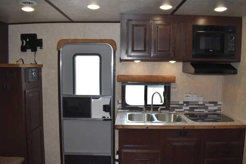2020 Bison Laredo 3 Horse Trailer with 11′ Short Wall image 12