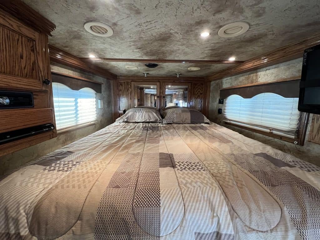 2009 Platinum Coach 3 H 16′ SW w/Outlaw Conversion image 27
