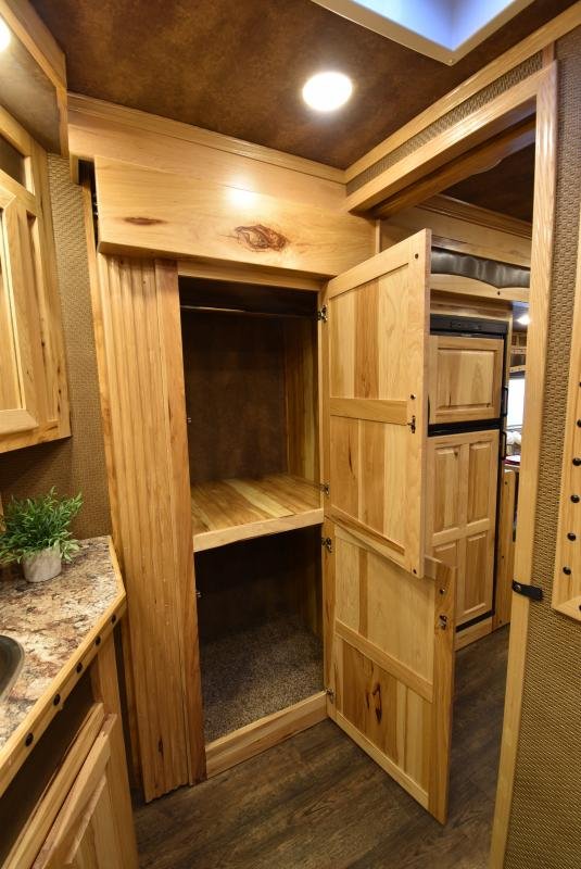 2018 Lakota Bighorn 3 Horse Living Quarters image 24